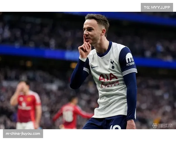 热刺欧联杯夺冠后球员与家人欢庆 麦迪逊亲吻女友瞬间成焦点 热刺欧联杯夺冠后球员与家人欢庆 麦迪逊亲吻女友瞬间成焦点